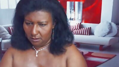 Slatka mlada latina prikovana crno i grubo
