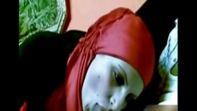 Kinky mama uči kćer kako da ugodi svom dečku